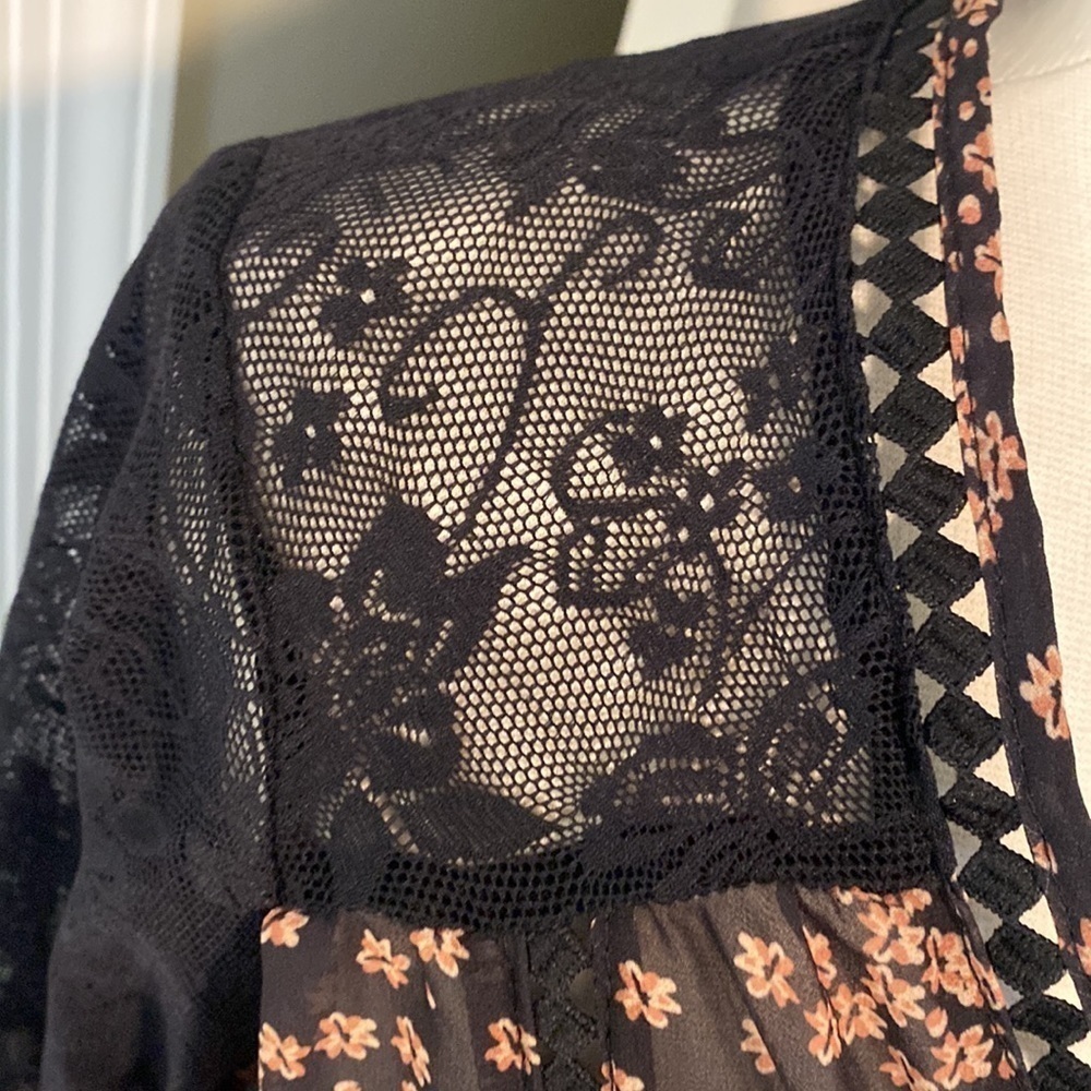 NWT Bloomfield Bell Sleeve Boho Blouse, Size Small w/ Floral and Lace - Picture 5 of 9